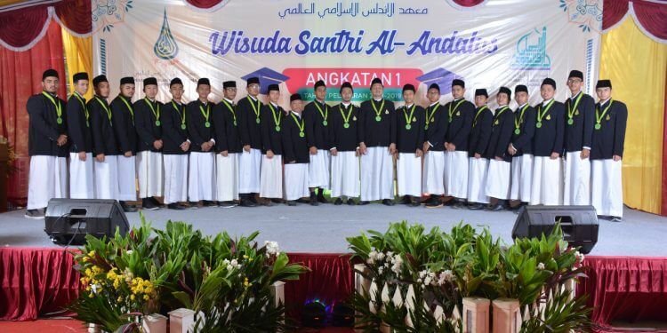 Pesantren Al-Andalus Mewisuda Santri SMA IT Angkatan Pertama