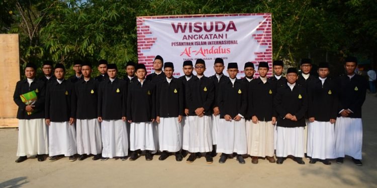 Mengenal ‘Nuclenost dan Cassienzle’, Lulusan Pertama SMA IT Pesantren Al-Andalus
