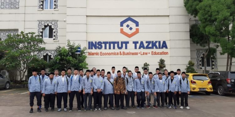 Santri Kelas XI A Studi Tour Entrepreneurship ke Institut Tazkia