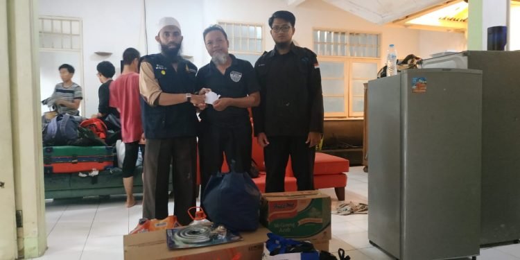 Tim Relawan Pesantren Al-Andalus Bantu Warga Bersih-bersih Pasca Banjir