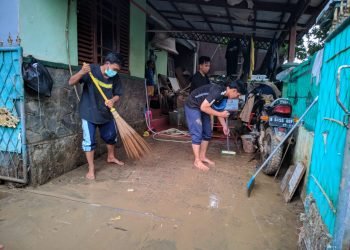 Tim Relawan Pesantren Al-Andalus Bantu Warga Bersih-bersih Pasca Banjir