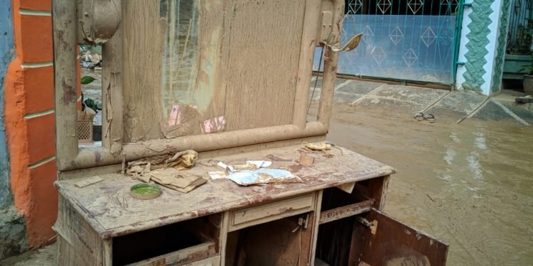 Tim Relawan Pesantren Al-Andalus Bantu Warga Bersih-bersih Pasca Banjir