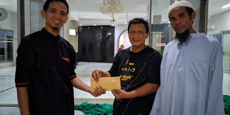 Tim Relawan Pesantren Al-Andalus Bantu Warga Bersih-bersih Pasca Banjir
