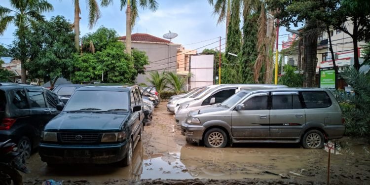 Tim Relawan Pesantren Al-Andalus Bantu Warga Bersih-bersih Pasca Banjir