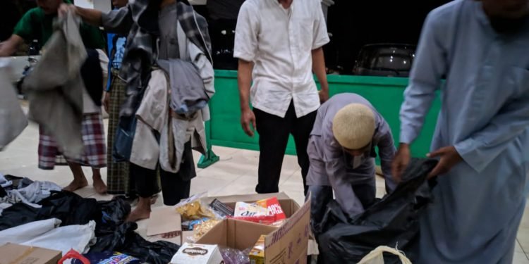 Tim Relawan Pesantren Al-Andalus Bantu Warga Bersih-bersih Pasca Banjir
