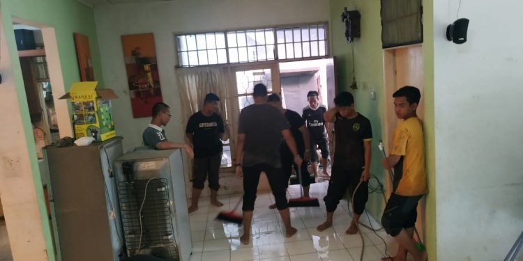 Tim Relawan Pesantren Al-Andalus Bantu Warga Bersih-bersih Pasca Banjir
