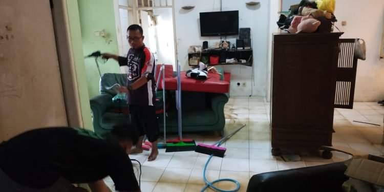 Tim Relawan Pesantren Al-Andalus Bantu Warga Bersih-bersih Pasca Banjir