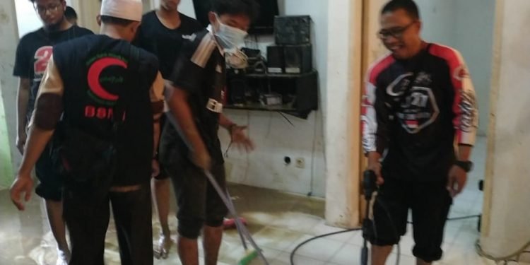 Tim Relawan Pesantren Al-Andalus Bantu Warga Bersih-bersih Pasca Banjir