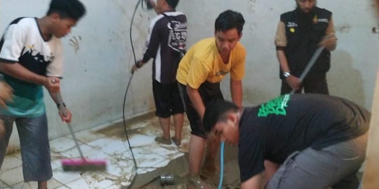 Tim Relawan Pesantren Al-Andalus Bantu Warga Bersih-bersih Pasca Banjir