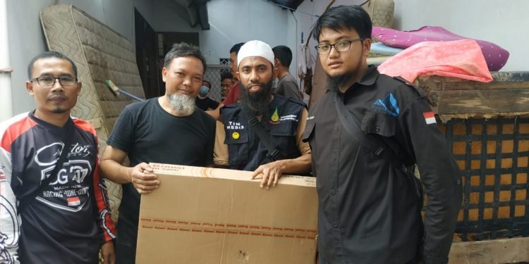 Tim Relawan Pesantren Al-Andalus Bantu Warga Bersih-bersih Pasca Banjir