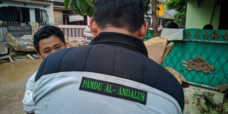 Tim Relawan Pesantren Al-Andalus Bantu Warga Bersih-bersih Pasca Banjir