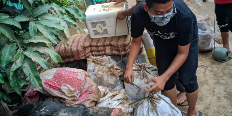 Tim Relawan Pesantren Al-Andalus Bantu Warga Bersih-bersih Pasca Banjir