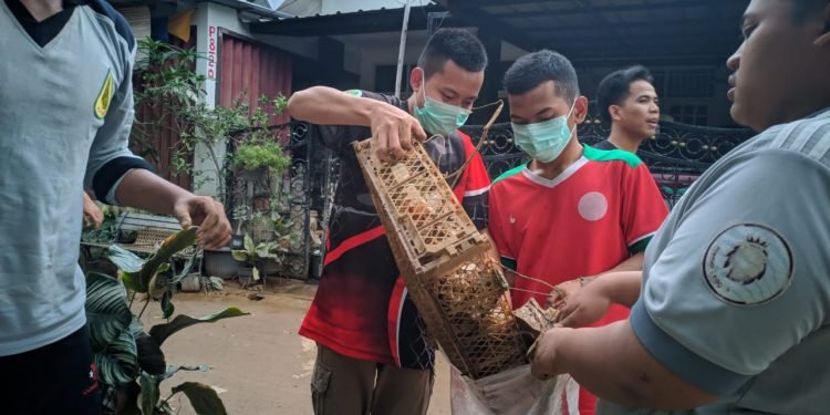 Tim Relawan Pesantren Al-Andalus Bantu Warga Bersih-bersih Pasca Banjir