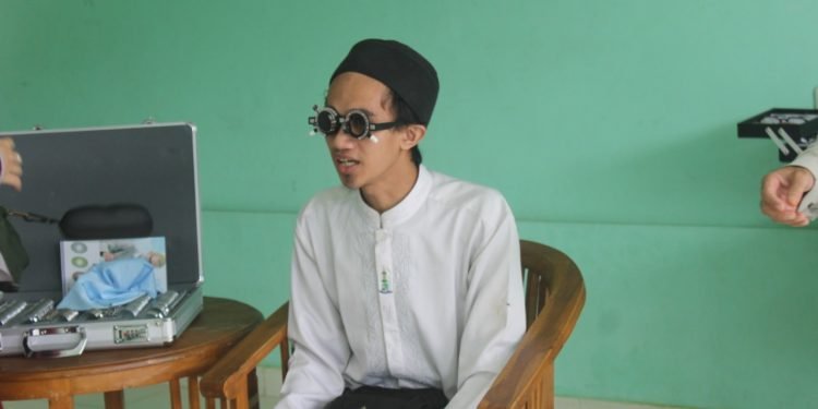 Gandeng RS Permata, Pesantren Al-Andalus Gelar Pemeriksaan Mata