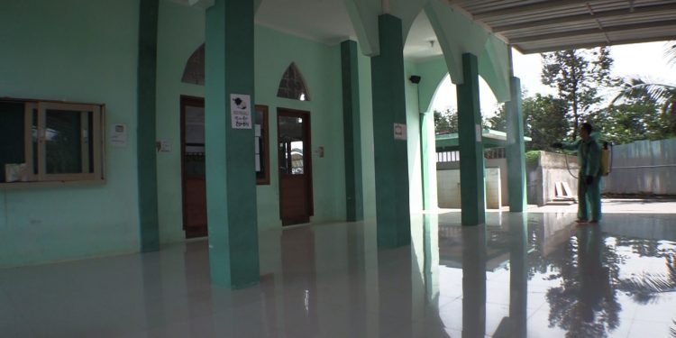 Penyemprotan Disinfektan di Lingkungan Pesantren Al-Andalus