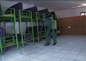 Penyemprotan Disinfektan di Lingkungan Pesantren Al-Andalus