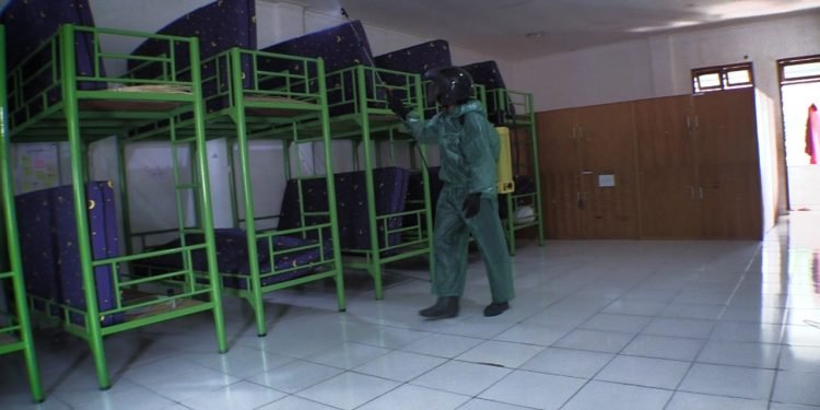 Penyemprotan Disinfektan di Lingkungan Pesantren Al-Andalus