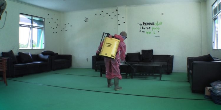 Penyemprotan Disinfektan di Lingkungan Pesantren Al-Andalus