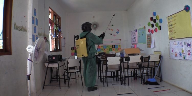 Penyemprotan Disinfektan di Lingkungan Pesantren Al-Andalus