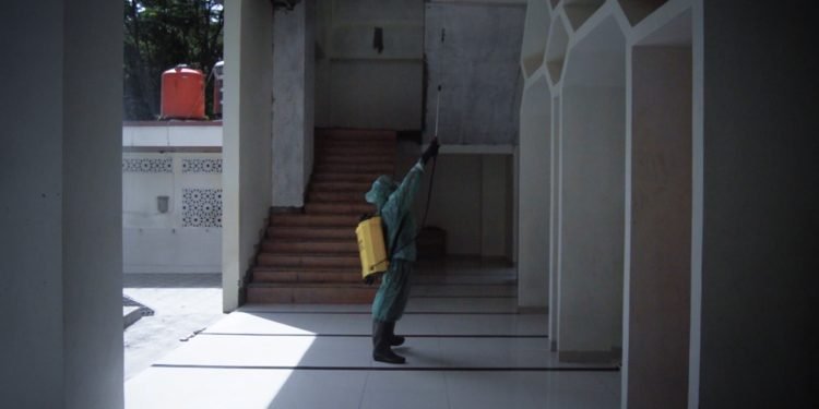 Penyemprotan Disinfektan di Lingkungan Pesantren Al-Andalus