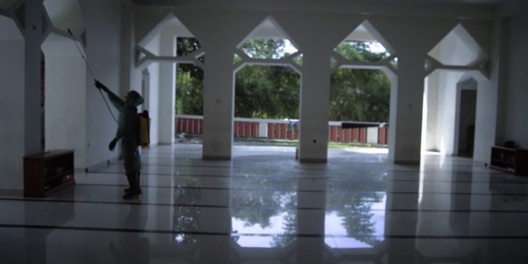Penyemprotan Disinfektan di Lingkungan Pesantren Al-Andalus