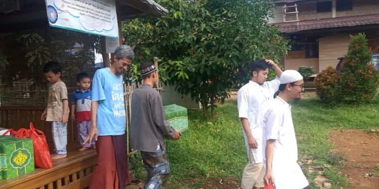 Penyaluran Bantuan Bagi Warga Sekitar Terdampak Covid-19