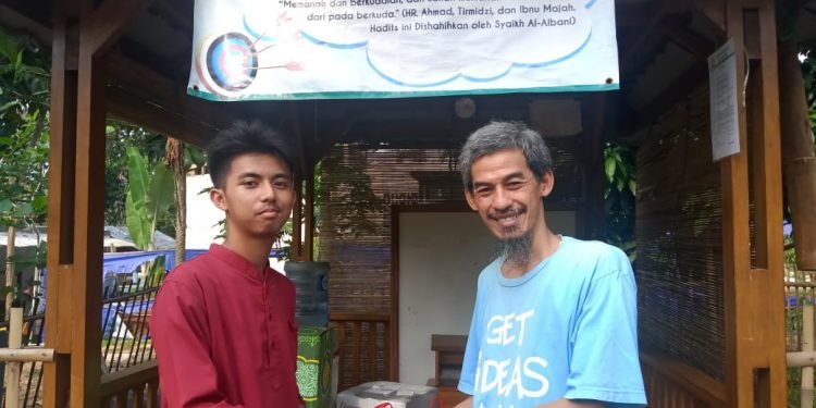 Penyaluran Bantuan Bagi Warga Sekitar Terdampak Covid-19