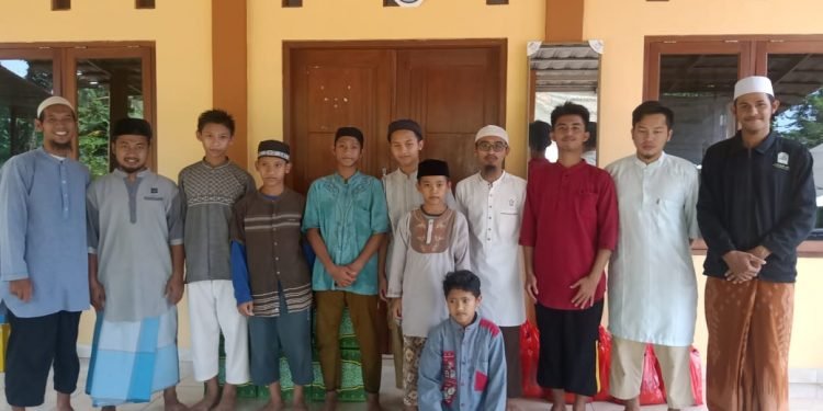 Penyaluran Bantuan Bagi Warga Sekitar Terdampak Covid-19