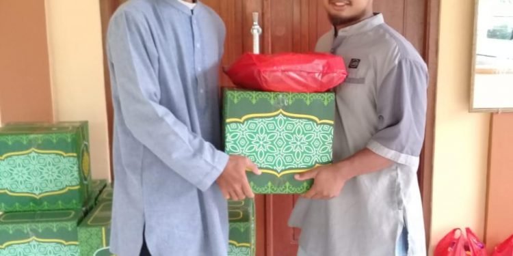 Penyaluran Bantuan Bagi Warga Sekitar Terdampak Covid-19