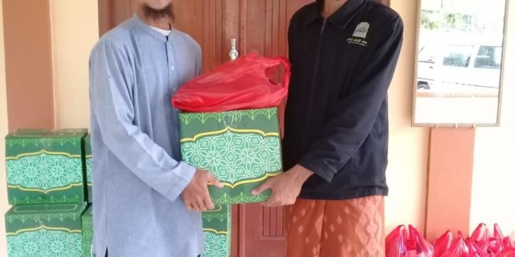 Penyaluran Bantuan Bagi Warga Sekitar Terdampak Covid-19