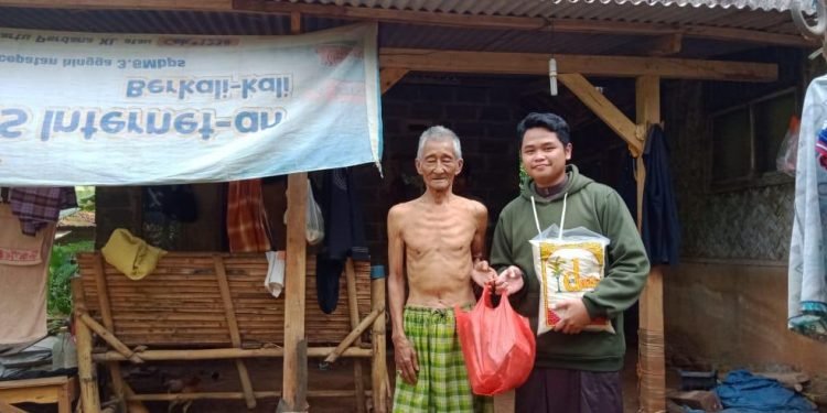 Penyaluran Bantuan Bagi Warga Sekitar Terdampak Covid-19