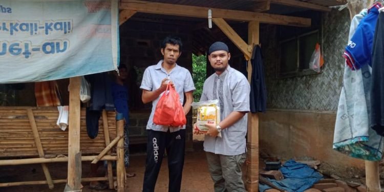 Penyaluran Bantuan Bagi Warga Sekitar Terdampak Covid-19