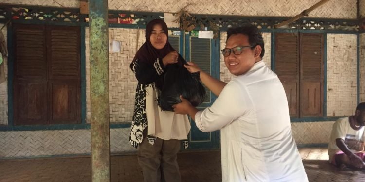 Penyaluran Bantuan Bagi Warga Sekitar Terdampak Covid-19