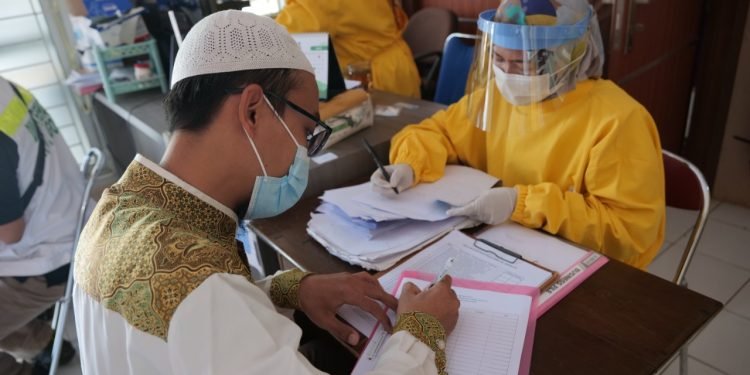 Guru dan Tenaga Kependidikan Al-Andalus Jalani Program Vaksinasi Covid-19