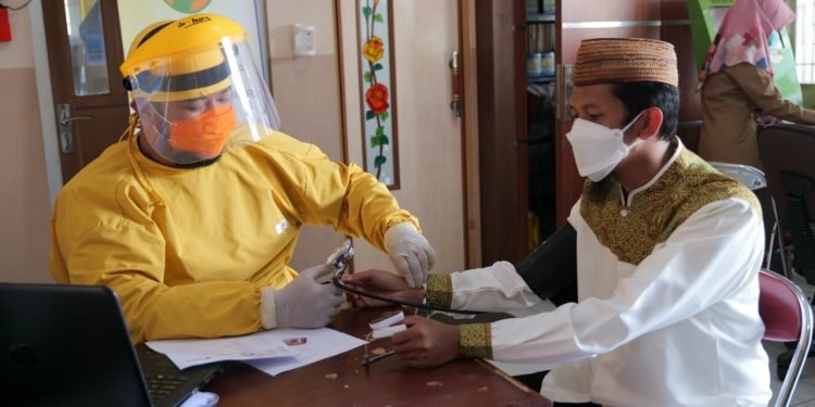 Guru dan Tenaga Kependidikan Al-Andalus Jalani Program Vaksinasi Covid-19