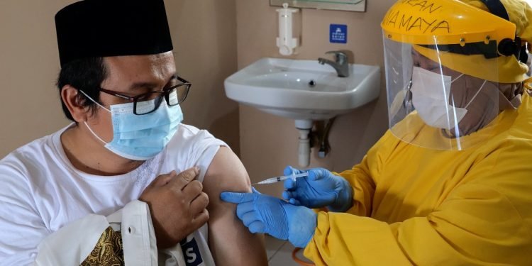 Guru dan Tenaga Kependidikan Al-Andalus Jalani Program Vaksinasi Covid-19