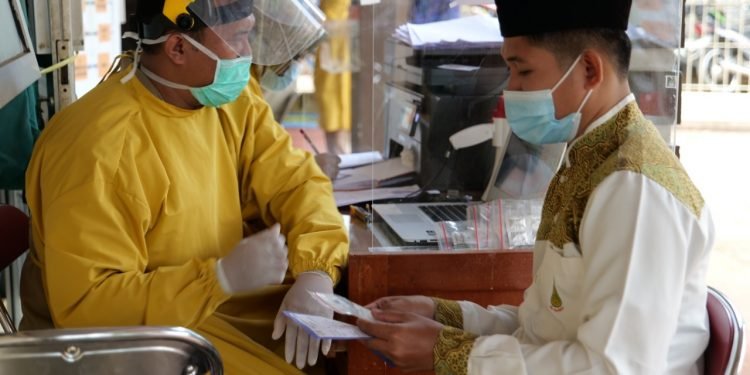 Guru dan Tenaga Kependidikan Al-Andalus Jalani Program Vaksinasi Covid-19