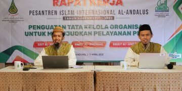 Mudir 'Am Pesantren Islam Internasional Al-Andalus Ustaz Nurdin Apud Sarbini (kiri) saat menyampaikan sambutan pembukaan Raker di kawasan Lembang, Bandung, Jawa Barat, Rabu (7/4/2021)