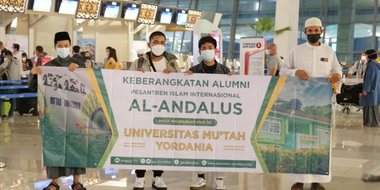 Momen Keberangkatan Alumni Al-Andalus ke Yordania