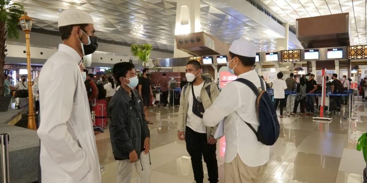 Momen Keberangkatan Alumni Al-Andalus ke Yordania