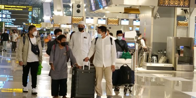 Momen Keberangkatan Alumni Al-Andalus ke Yordania