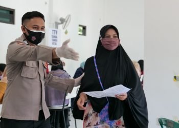 Suasana Vaksinasi Massal Santriwati dan Warga