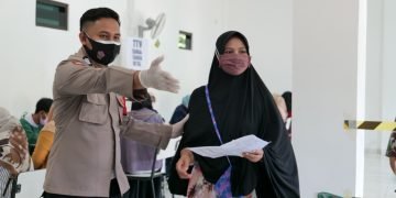 Suasana Vaksinasi Massal Santriwati dan Warga