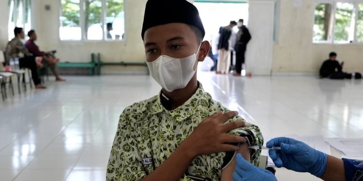 Santri dan Santriwati Ikuti Program Vaksinasi Dosis 1 dan 2