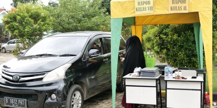Momen Pembagian Rapor ‘Drive Thru’ dan Kepulangan Santri Liburan Semester Ganjil