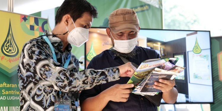 In Picture: Pengunjung Stan Pesantren Al-Andalus di Muslim Life Fair 2022
