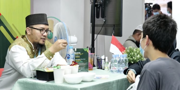 In Picture: Pengunjung Stan Pesantren Al-Andalus di Muslim Life Fair 2022