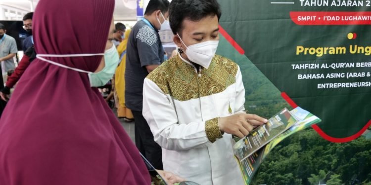 In Picture: Pengunjung Stan Pesantren Al-Andalus di Muslim Life Fair 2022