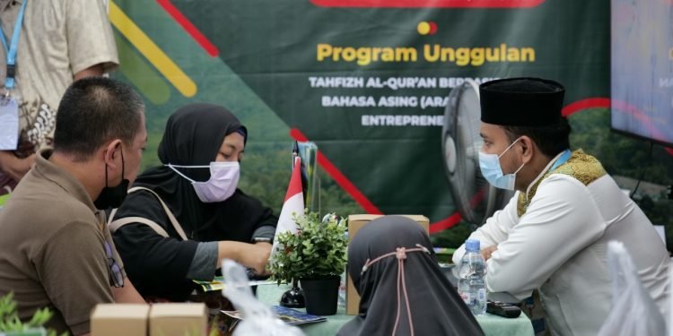 In Picture: Pengunjung Stan Pesantren Al-Andalus di Muslim Life Fair 2022