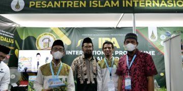 In Picture: Pengunjung Stan Pesantren Al-Andalus di Muslim Life Fair 2022